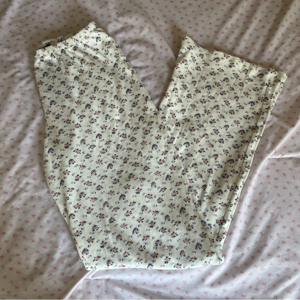 brandy melville floral eyelet sweatpants🐇🐇